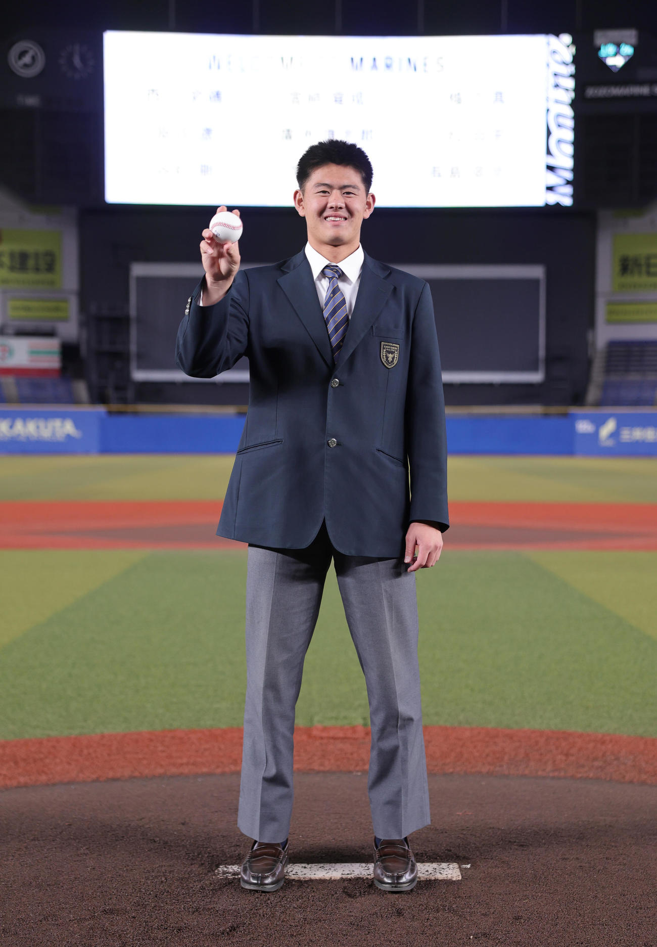 ZOZOマリンスタジアムを見学し、マウンドに立つロッテドラフト4位の坂井（撮影・野上伸悟）