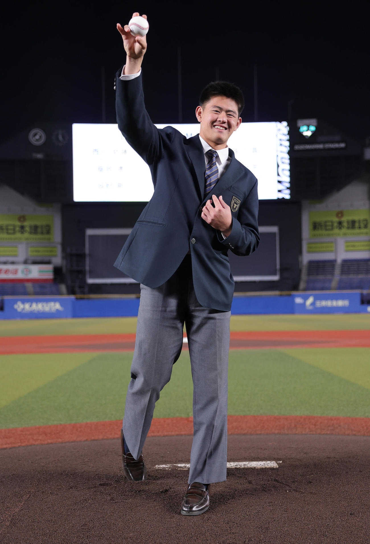 ZOZOマリンスタジアムを見学し、マウンドで投球フォームを披露するロッテドラフト4位の坂井（撮影・野上伸悟）