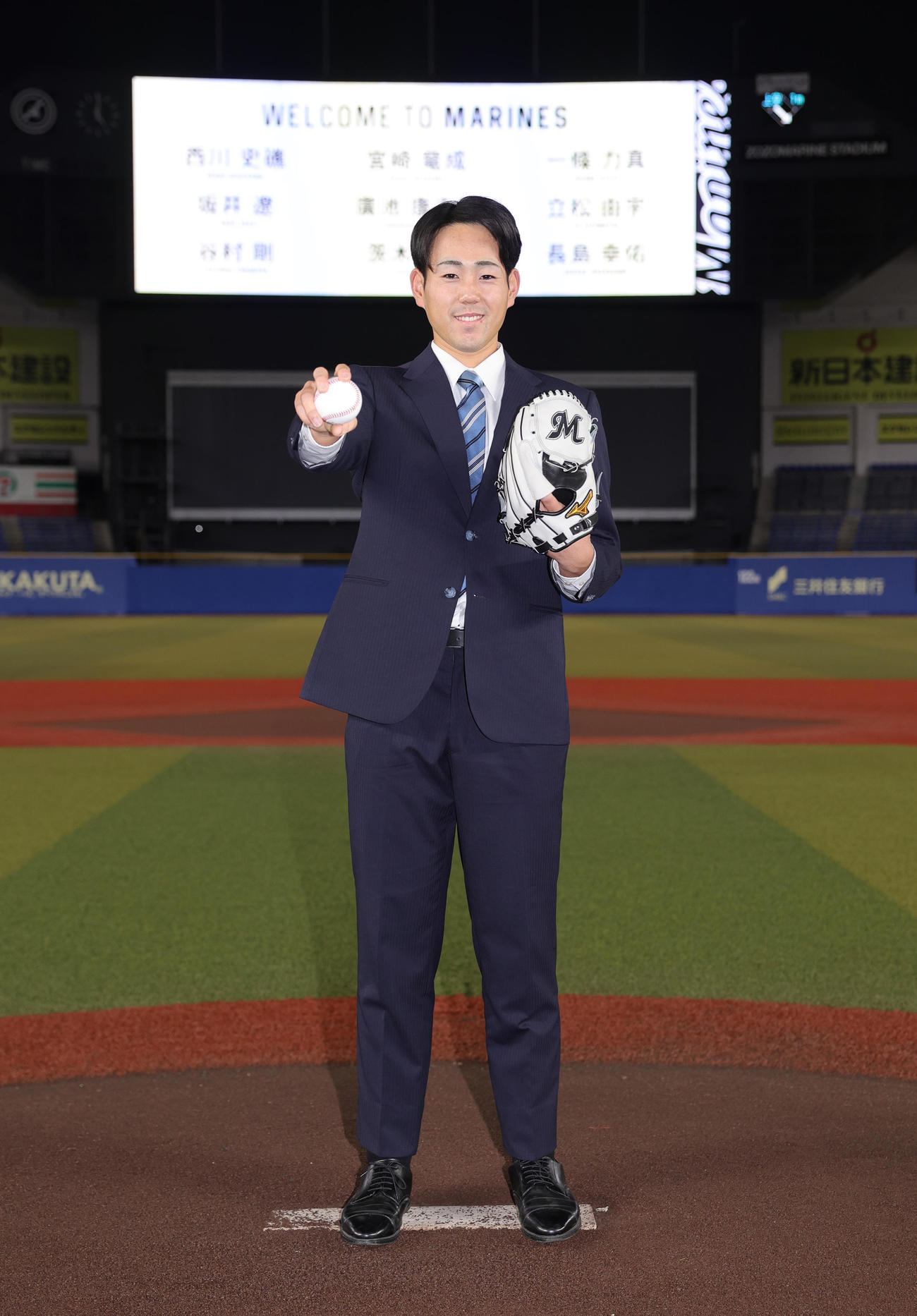 ZOZOマリンスタジアムを見学し、マウンドに立つロッテ育成ドラフト3位の長島（撮影・野上伸悟）