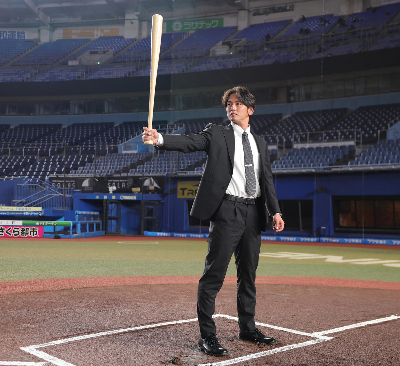 ZOZOマリンスタジアムを見学し、打席に入るロッテドラフト6位の立松（撮影・野上伸悟）