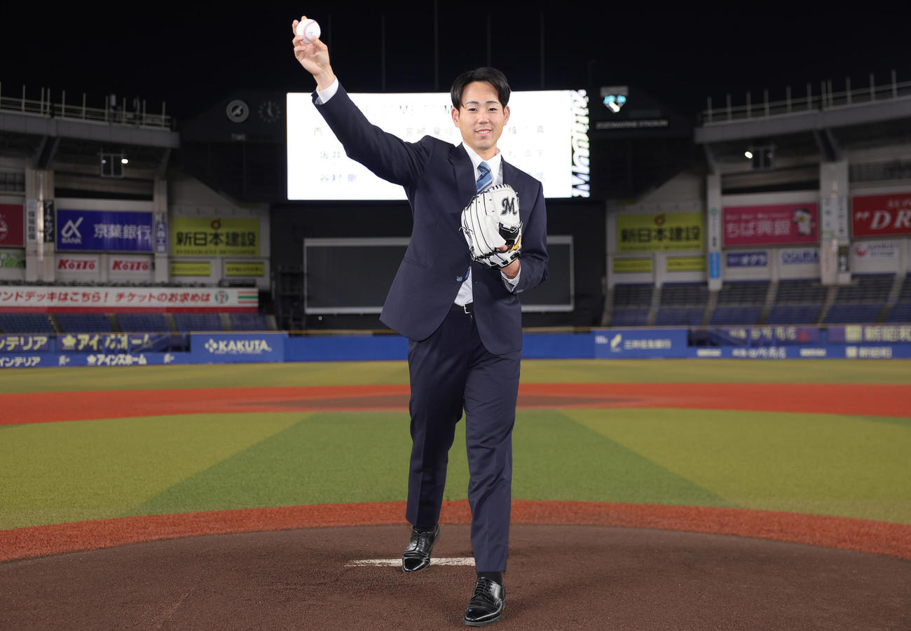 ZOZOマリンスタジアムを見学し、マウンドで投球フォームを披露するロッテ育成ドラフト3位の長島（撮影・野上伸悟）