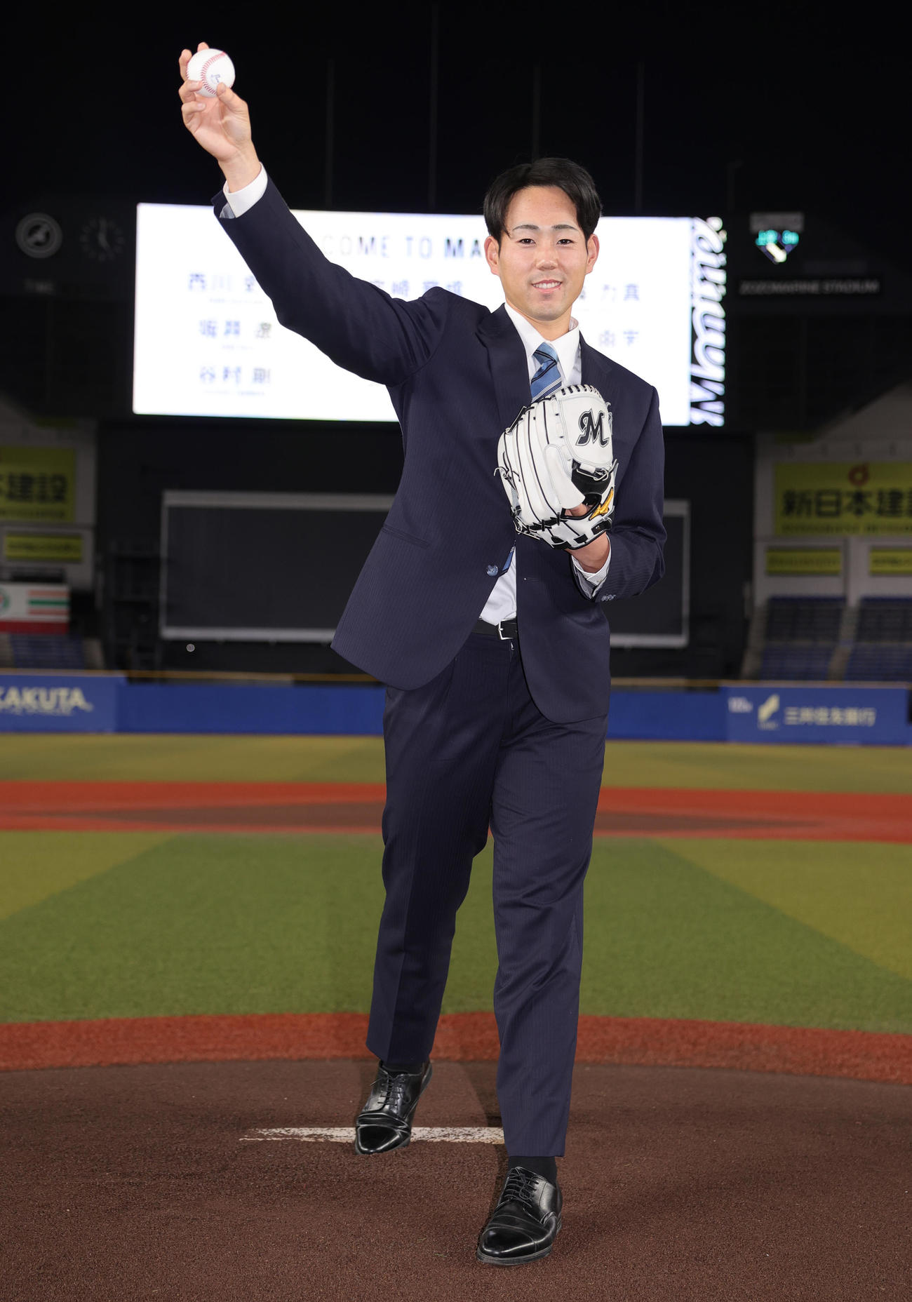 ZOZOマリンスタジアムを見学し、マウンドで投球フォームを披露するロッテ育成ドラフト3位の長島（撮影・野上伸悟）