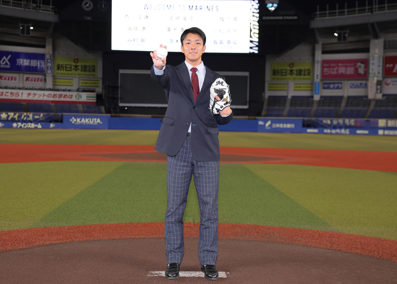 ZOZOマリンスタジアムを見学し、マウンドに立つ披露するロッテ育成ドラフト2位の茨木（撮影・野上伸悟）