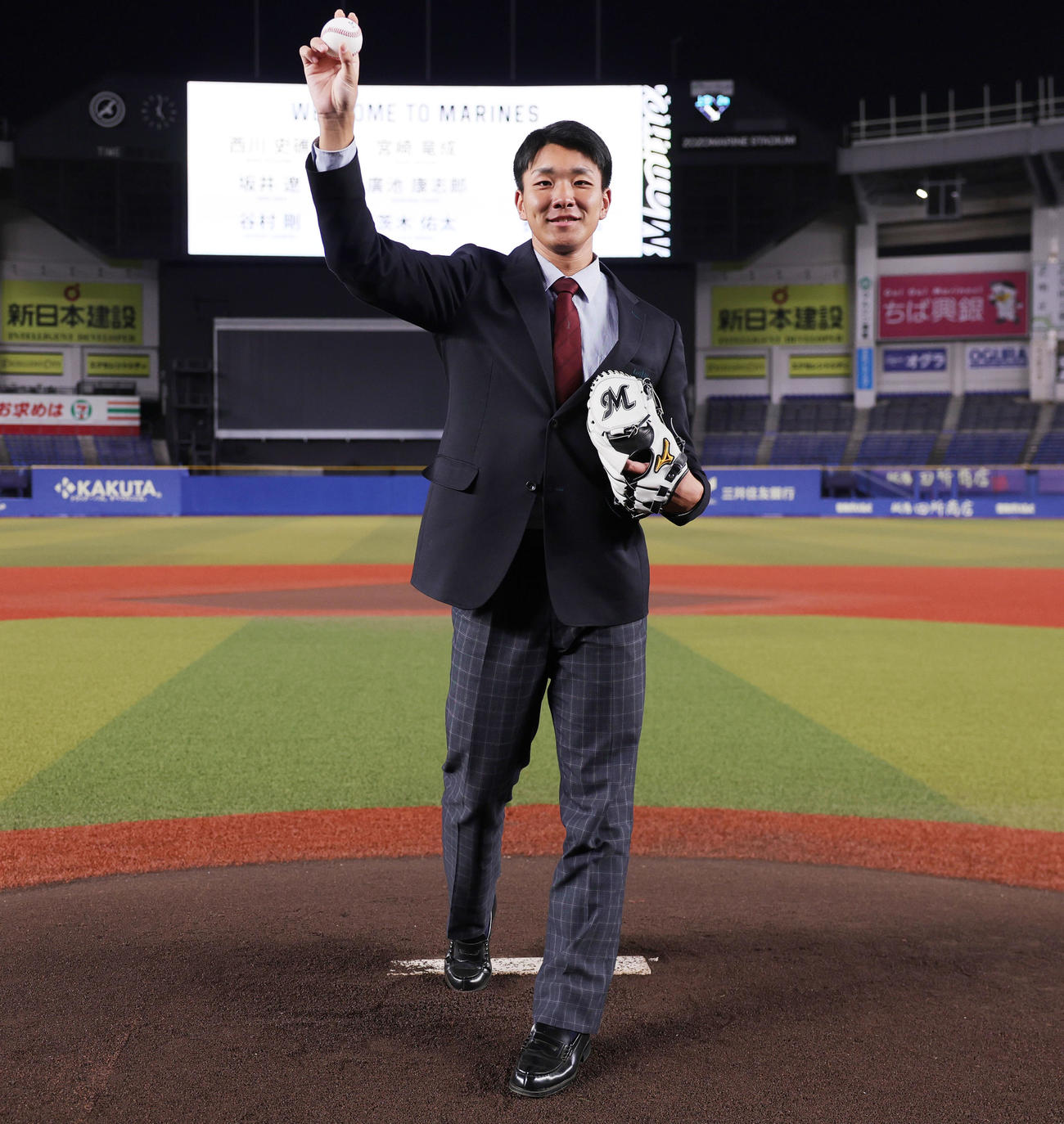 ZOZOマリンスタジアムを見学し、マウンドで投球フォームを披露するロッテ育成ドラフト2位の茨木（撮影・野上伸悟）
