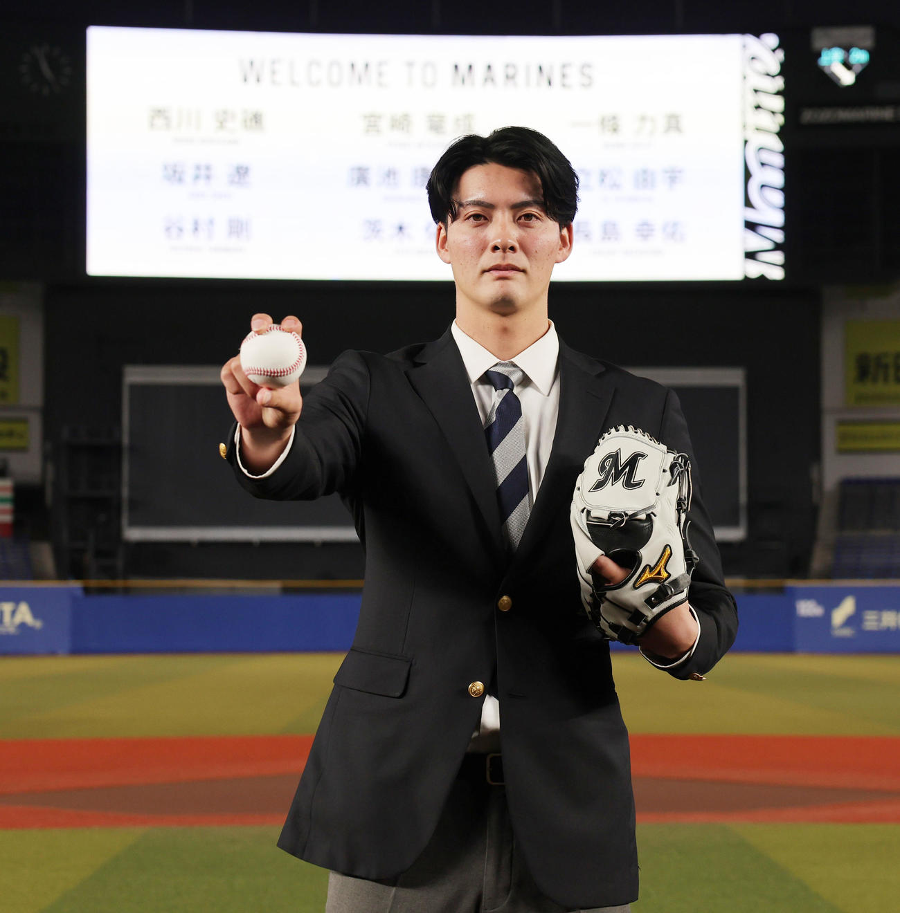 ZOZOマリンスタジアムを見学しマウンドに立つロッテドラフト3位の一條（撮影・野上伸悟）