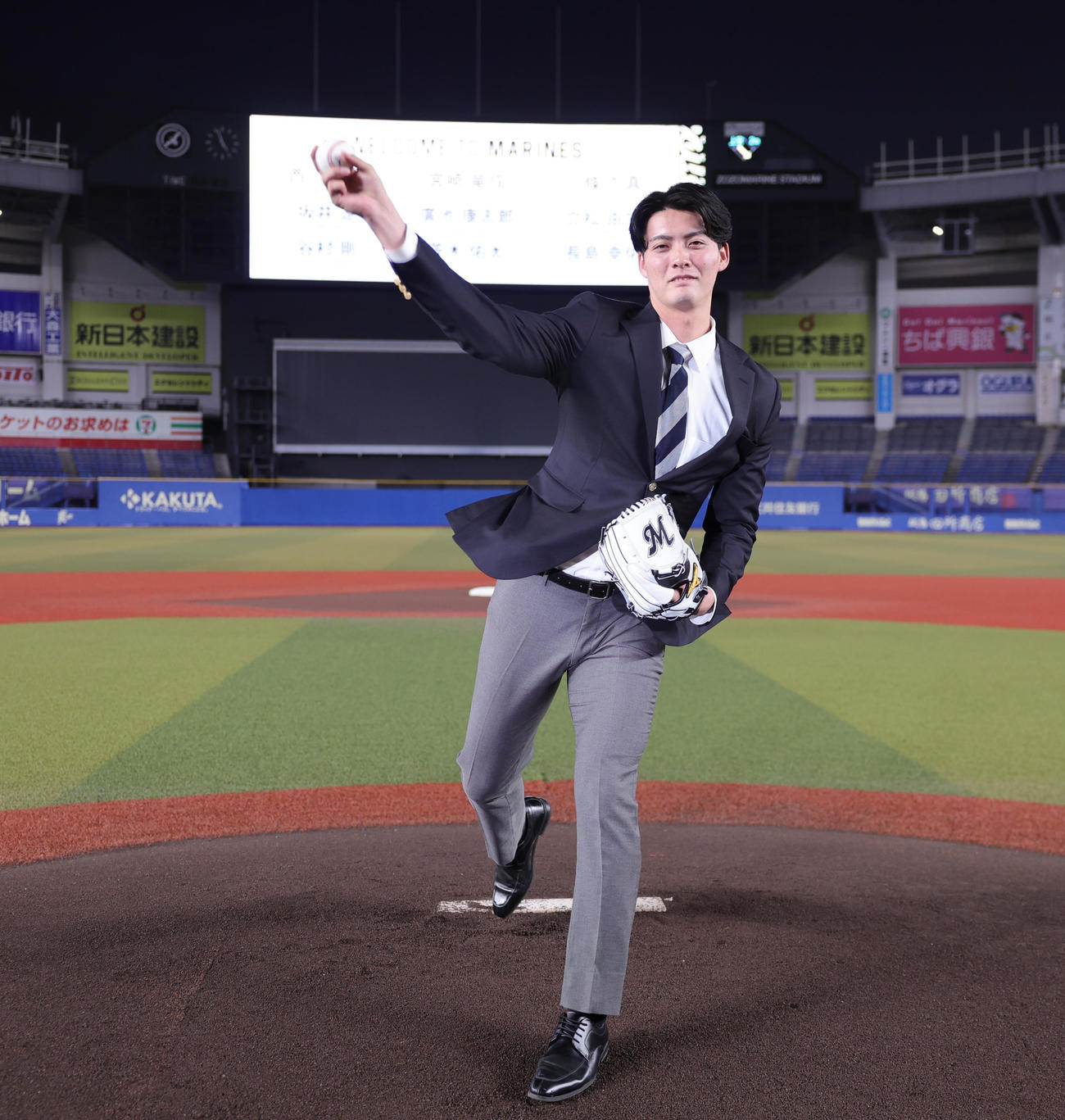 ZOZOマリンスタジアムを見学し、マウンドで投球フォームを披露するロッテドラフト3位の一條（撮影・野上伸悟）