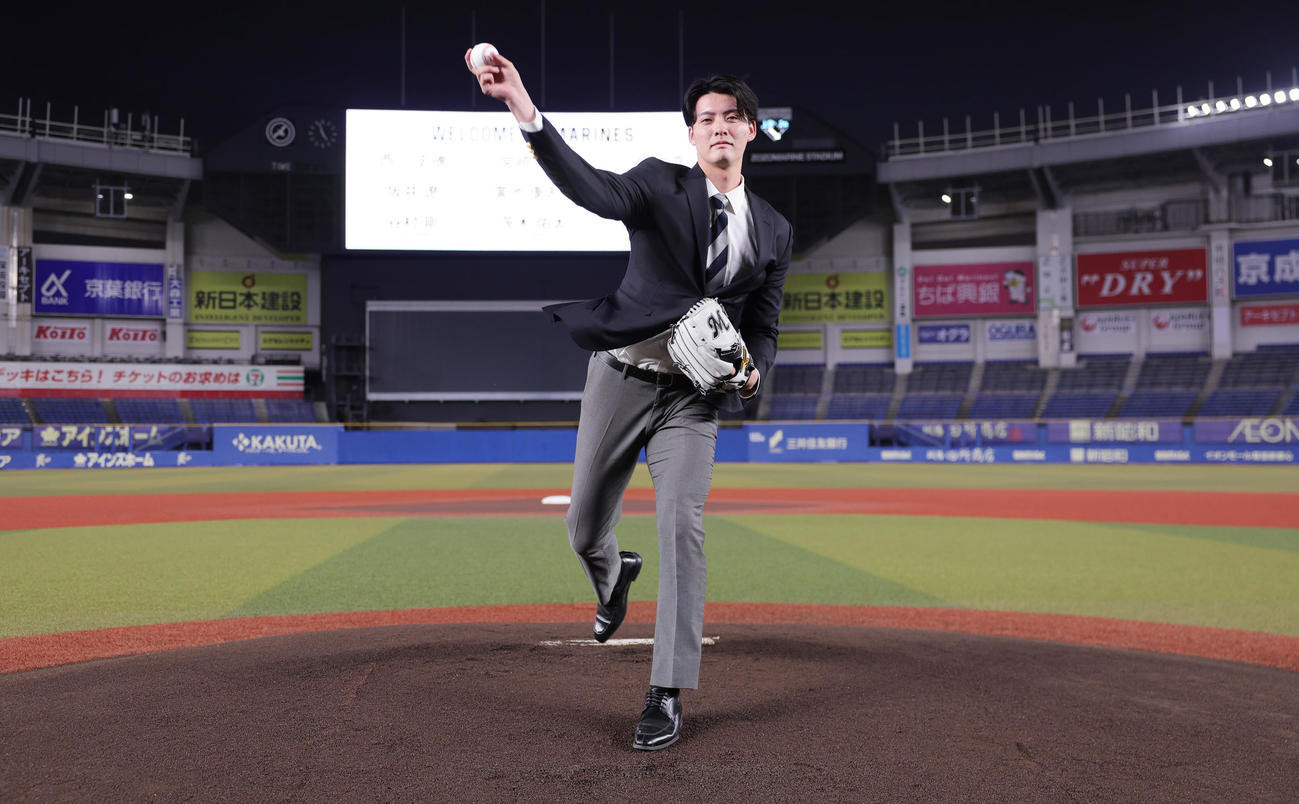 ZOZOマリンスタジアムを見学し、マウンドで投球フォームを披露するロッテドラフト3位の一條（撮影・野上伸悟）