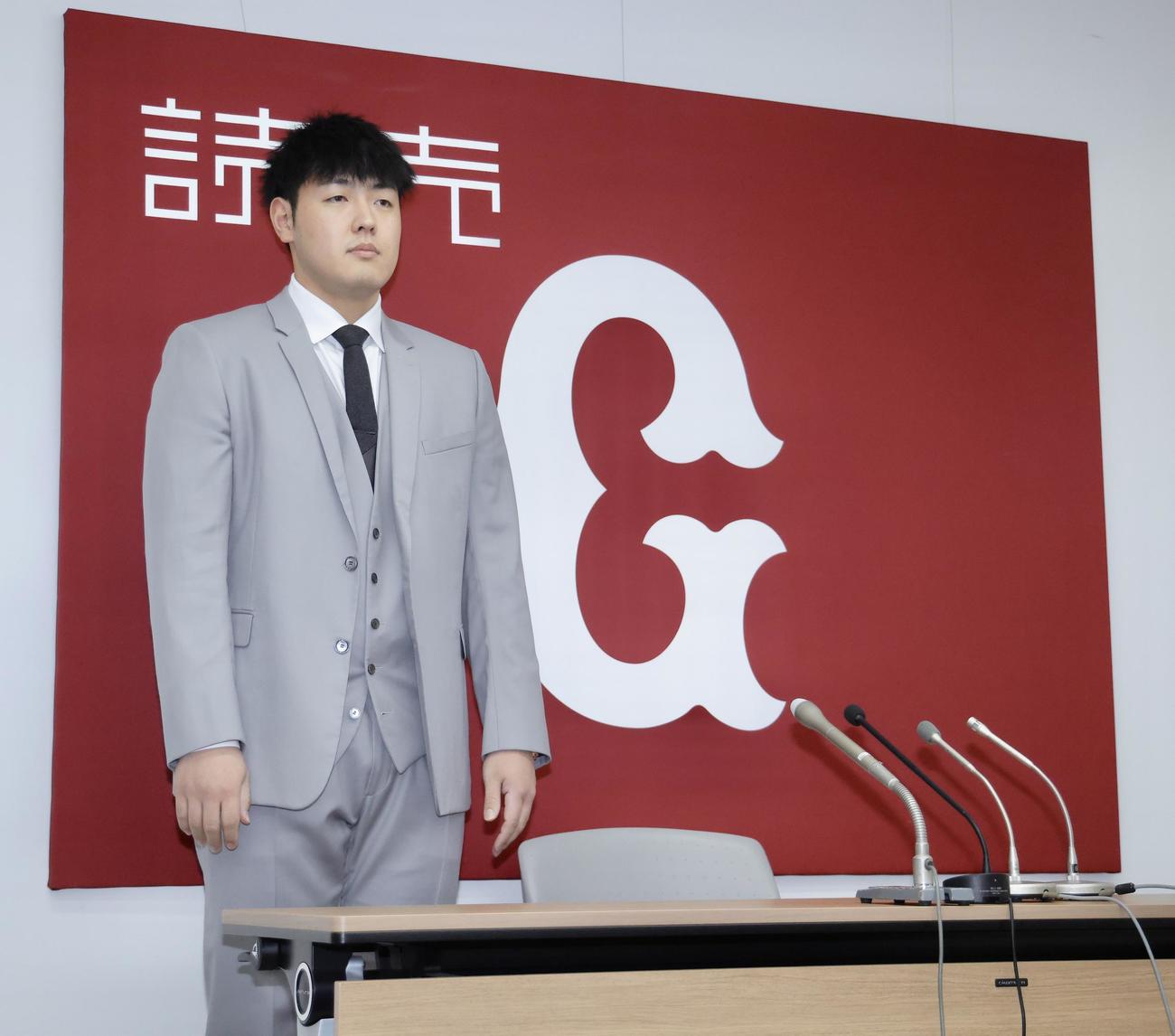 契約更改を終え、会見場入りする巨人岡本和（撮影・河田真司）