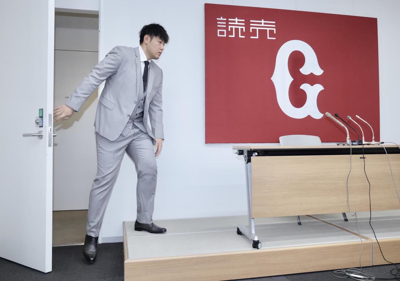 契約更改を終え、会見場入りする巨人岡本和（撮影・河田真司）