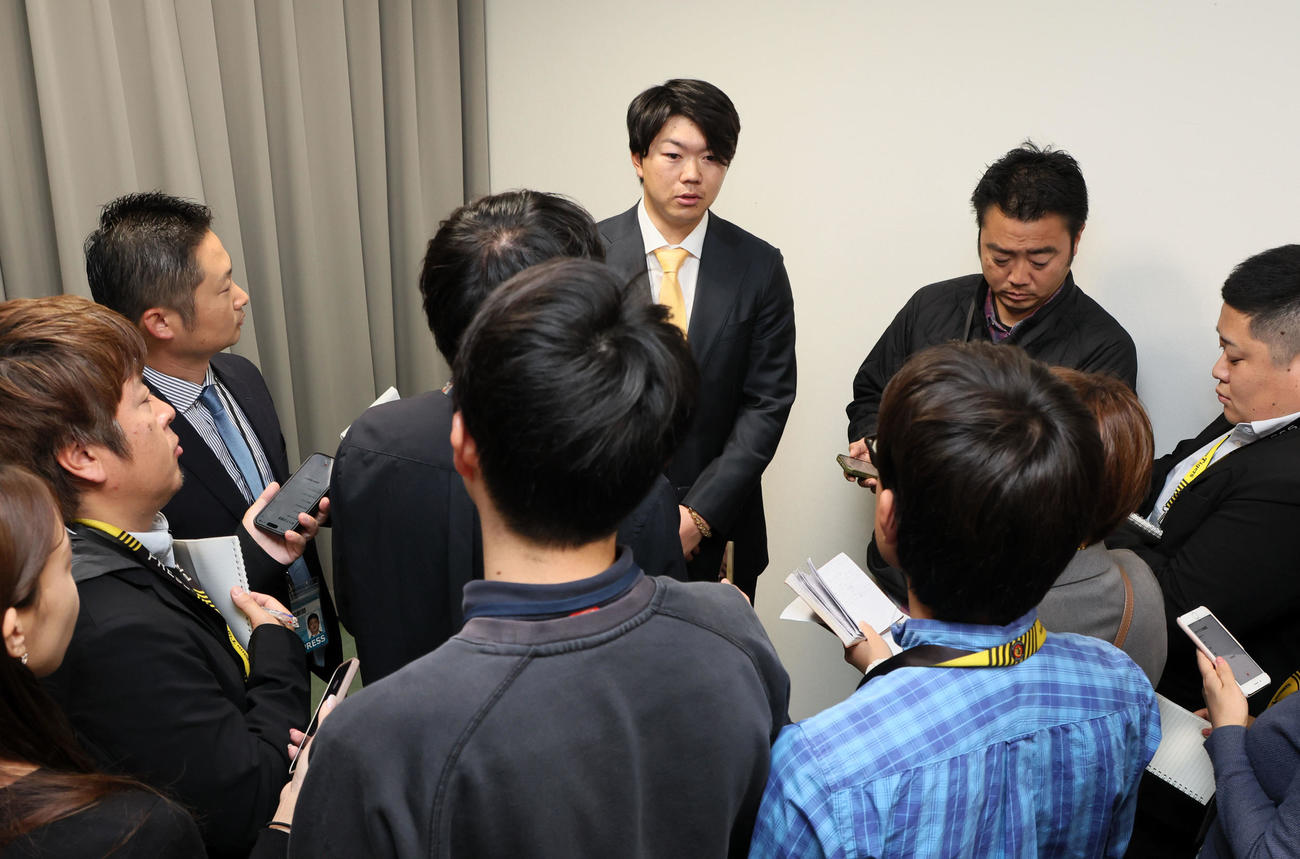 入団会見を終え記者の質問に答える楠本（撮影・加藤哉）
