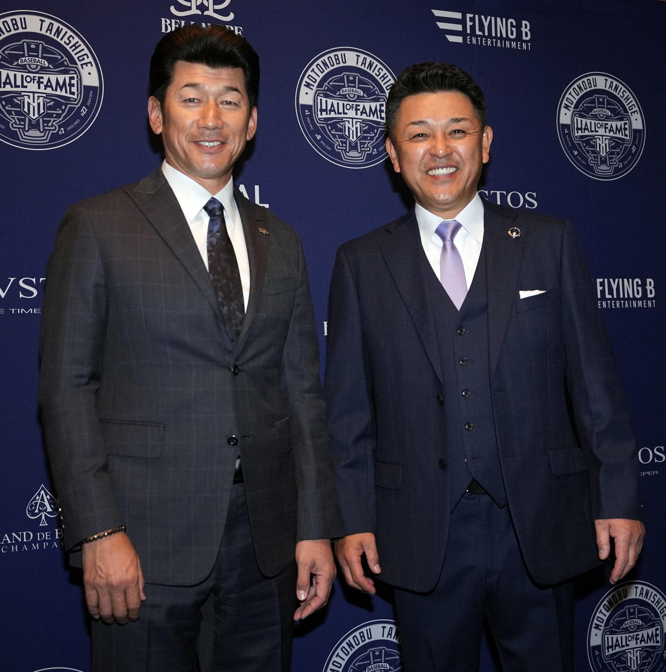 野球殿堂入り記念パティーで、出席したDeNA三浦監督（左）と記念撮影に納まる谷繁氏（撮影・たえ見朱実）