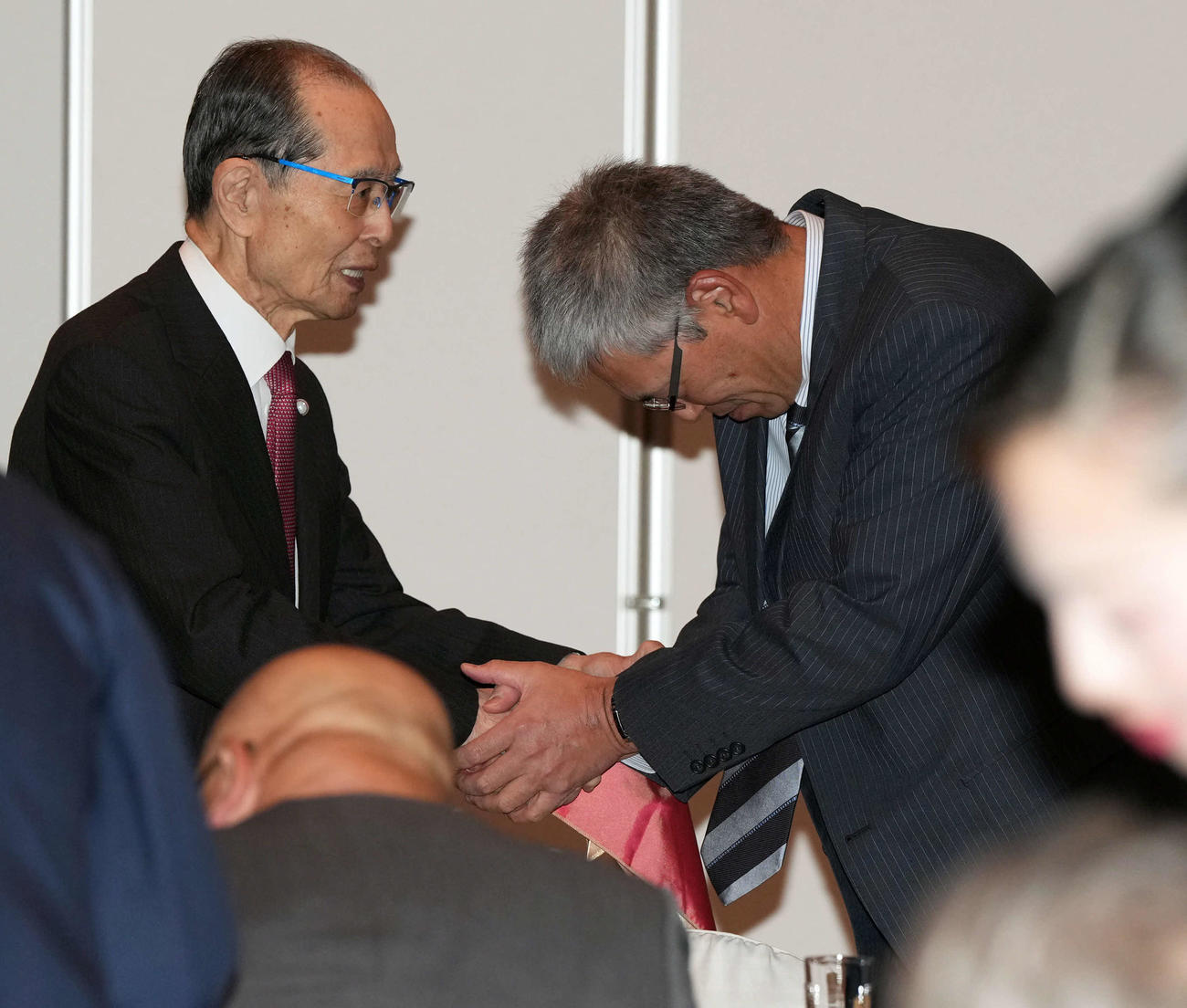 王ソフトバンク会長（左）と握手を交わす早大の小宮山監督（撮影・たえ見朱実）