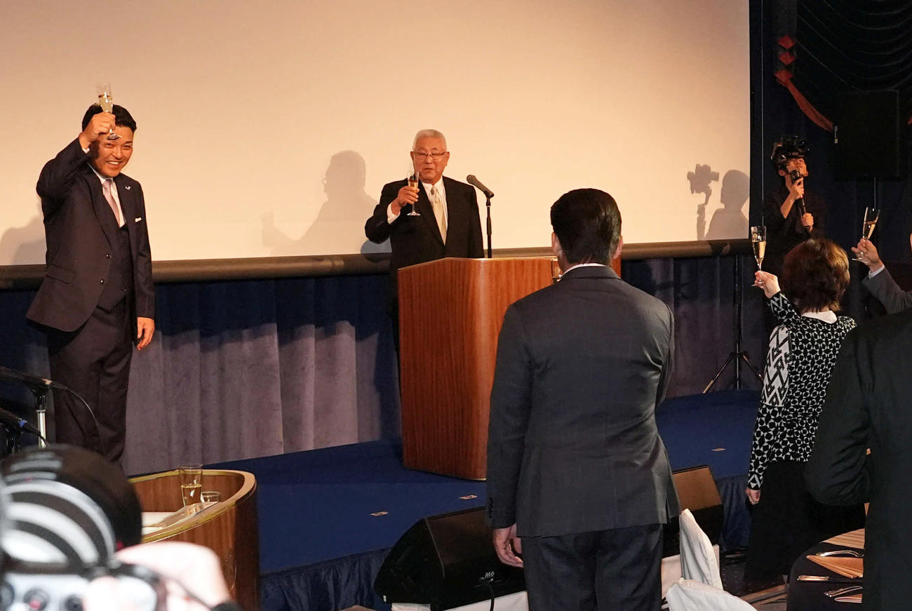 谷繁氏（左）の野球殿堂入り記念パティーで乾杯の音頭を取る大矢氏（撮影・たえ見朱実）