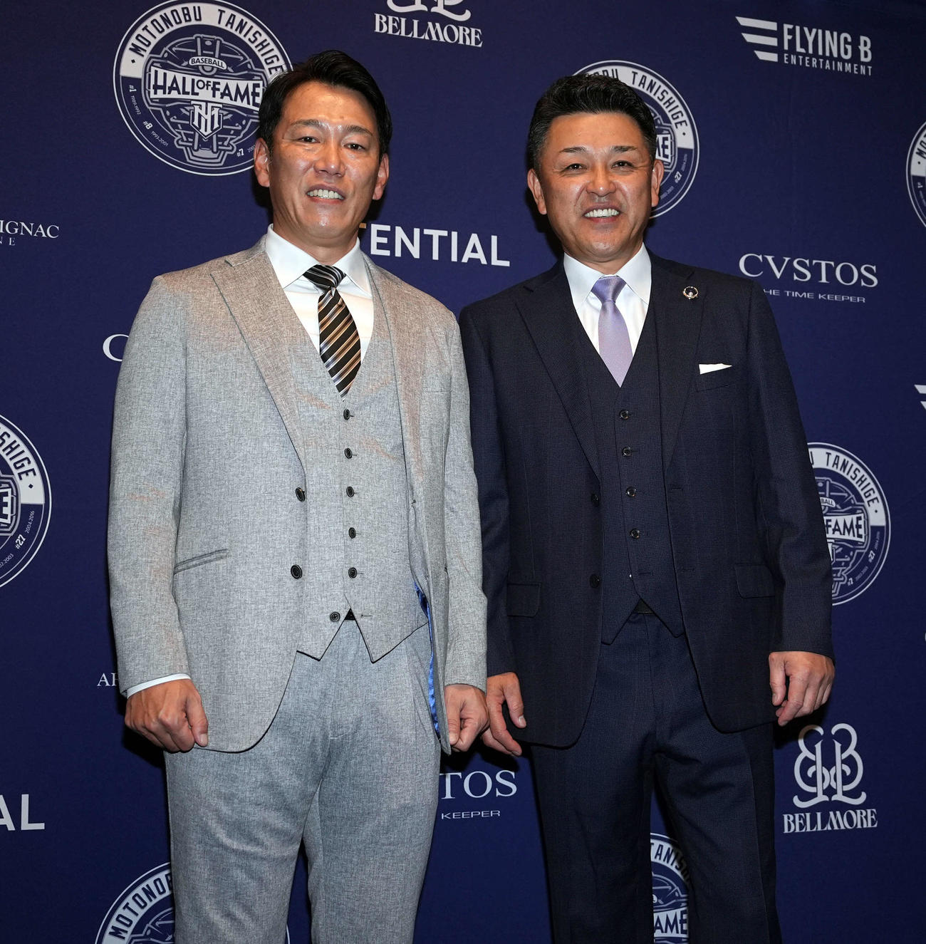 野球殿堂入り記念パティーで、出席した侍ジャパンの井端監督（左）と記念撮影に納まる谷繁氏（撮影・たえ見朱実）