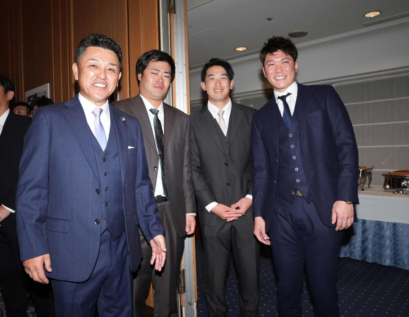右から巨人坂本、DeNA山本、伊勢と記念撮影に納まる谷繁氏（撮影・たえ見朱実）