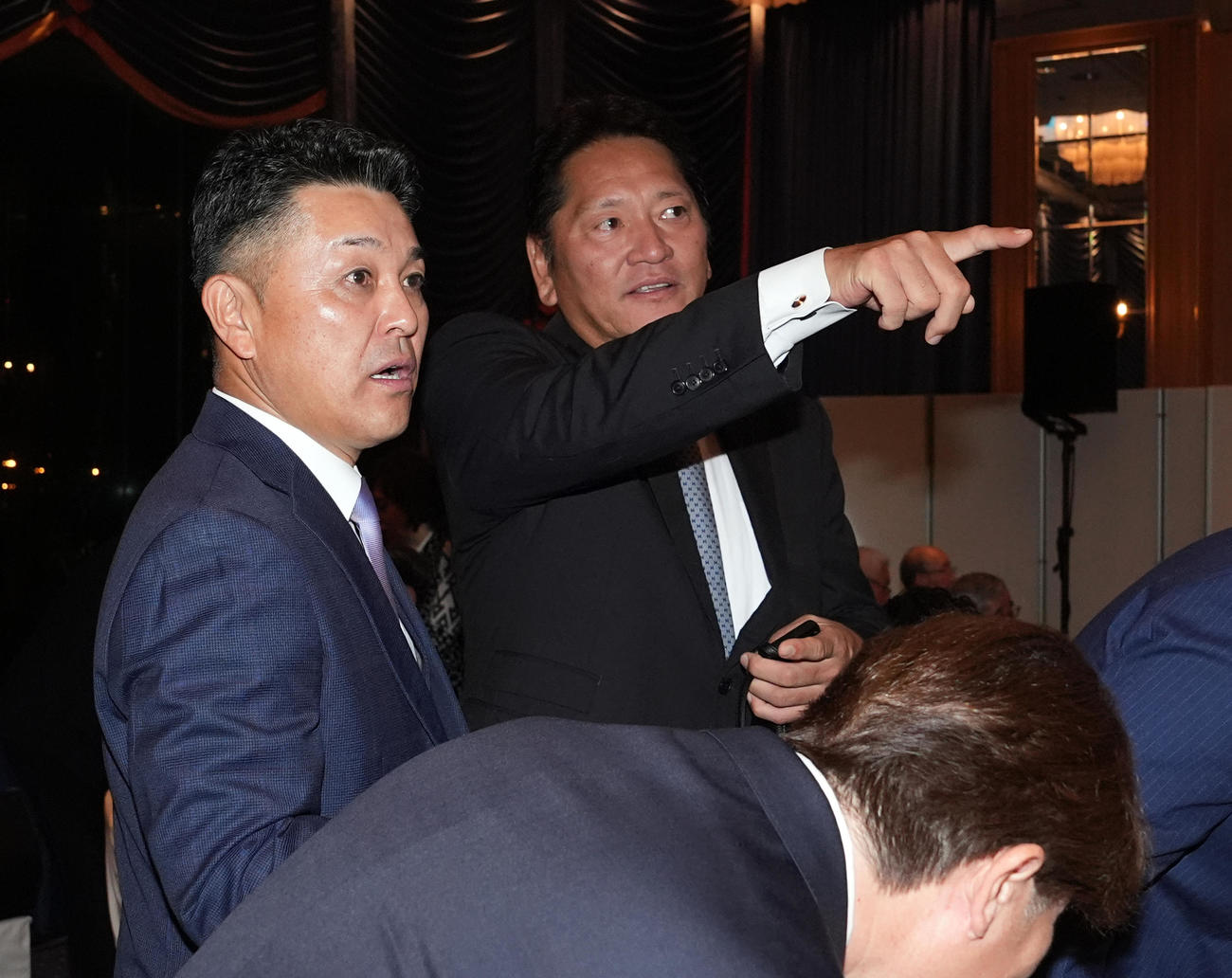 パーティーに駆けつけた佐々木氏（右）と話をする谷繁氏（撮影・たえ見朱実）