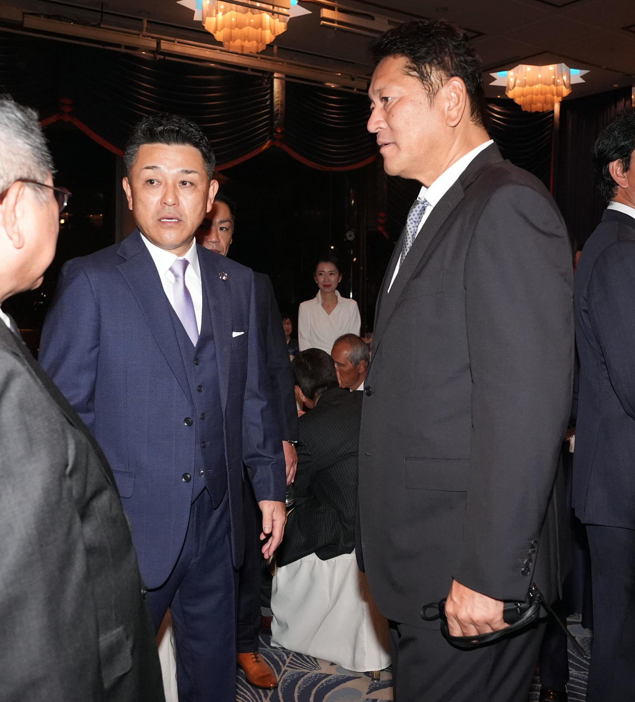 パーティーに駆けつけた佐々木氏と話をする谷繁氏（撮影・たえ見朱実）