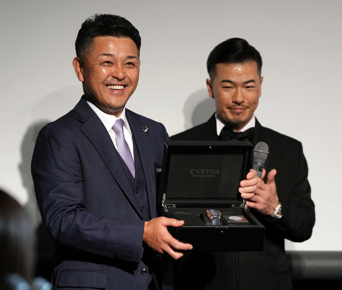 記念品を手に笑顔を見せる谷繁氏（撮影・たえ見朱実）