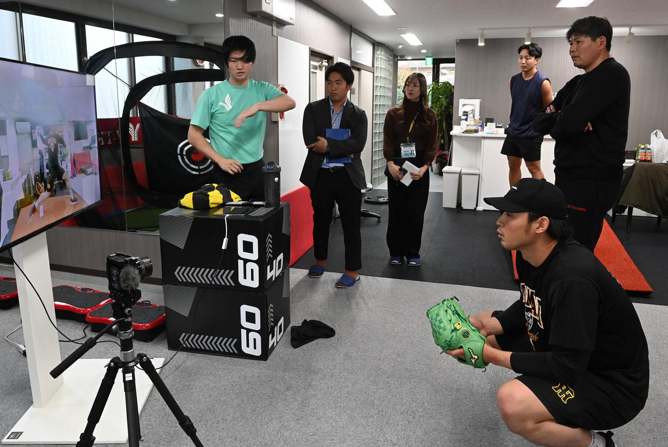 村上幸史指導責任者（右）らYーTRAININGスタッフと投てき動作を確認する佐藤蓮（撮影・前岡正明）
