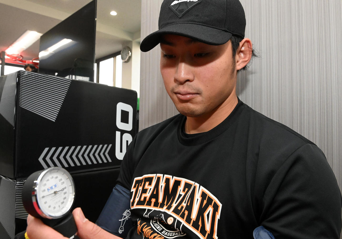 練習前後に新鮮な血液を循環させる佐藤蓮（撮影・前岡正明）