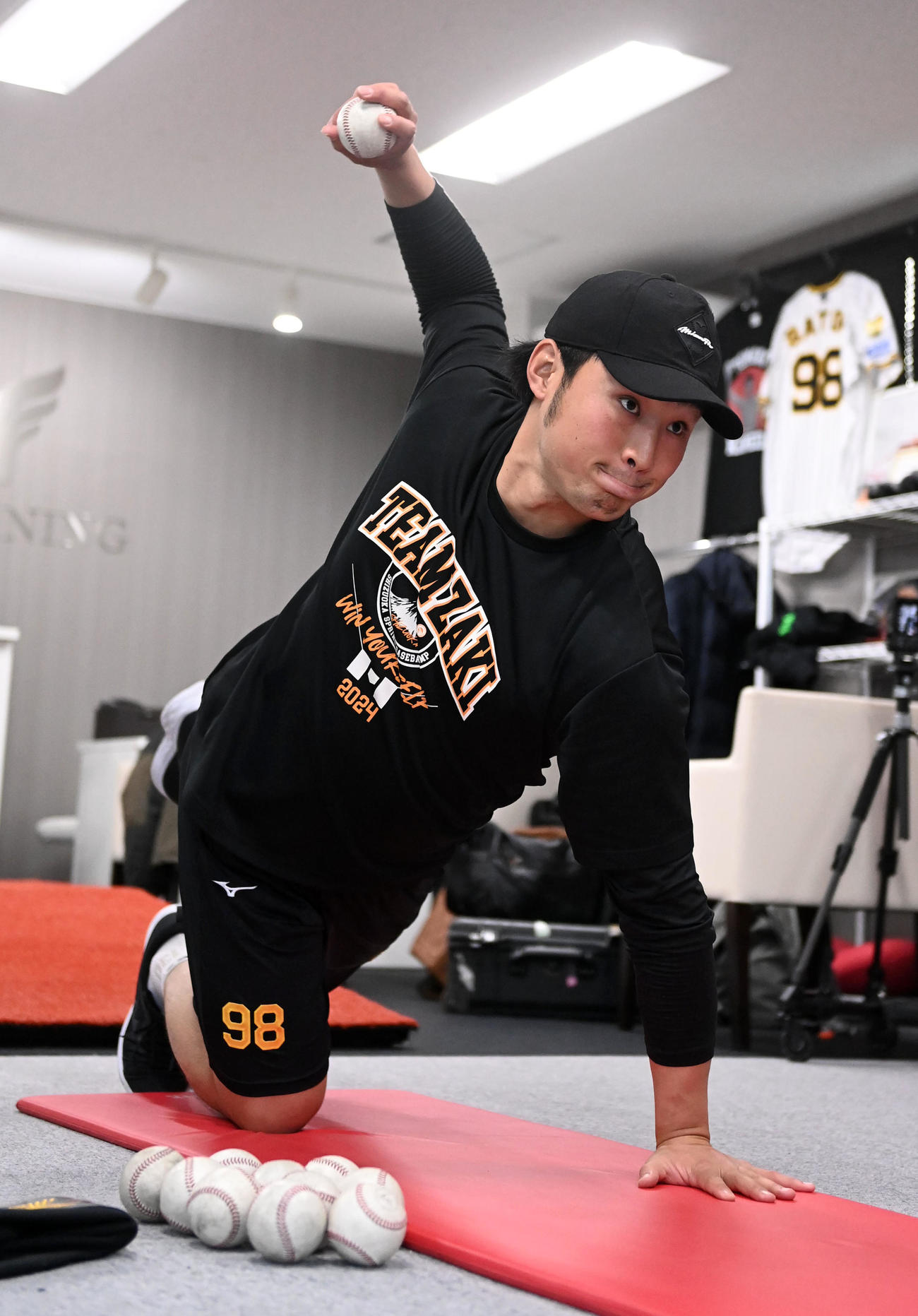 グランドプッシュスローを行う佐藤蓮（撮影・前岡正明）