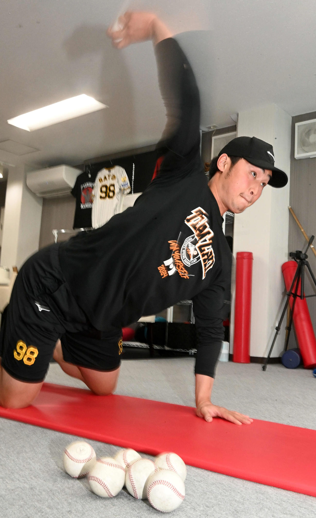 グランドプッシュスローを行う阪神佐藤蓮（撮影・前岡正明）