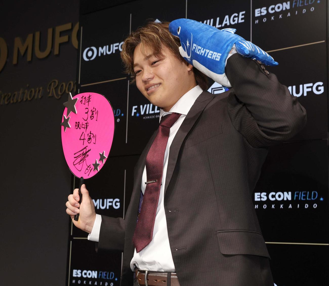 契約更改を終え笑顔で来季目標を掲げる日本ハム田宮（撮影・黒川智章）