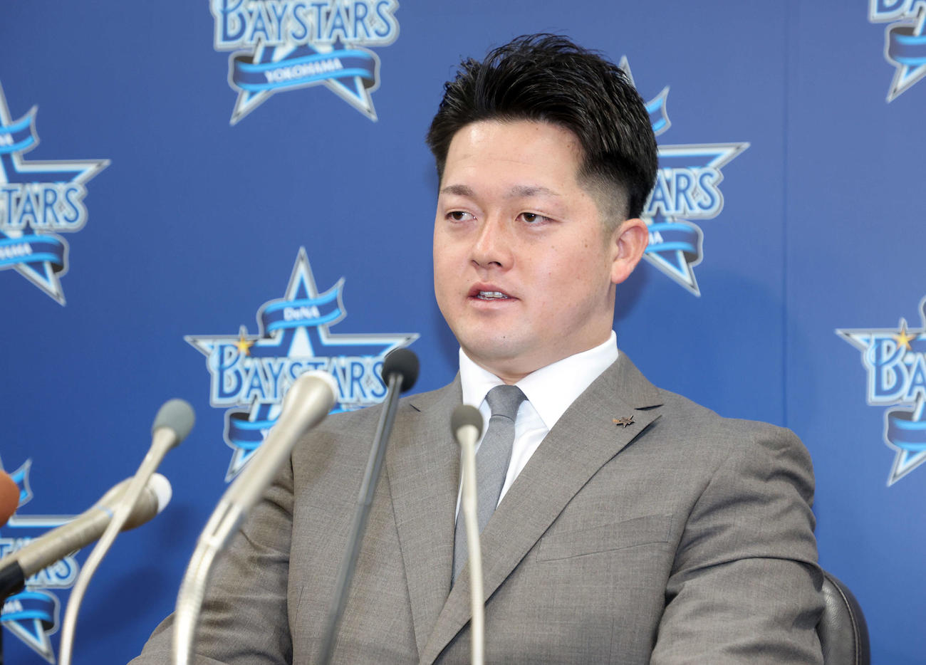 契約更改を終え報道陣の質問に答えるDeNA牧（撮影・鈴木正人）