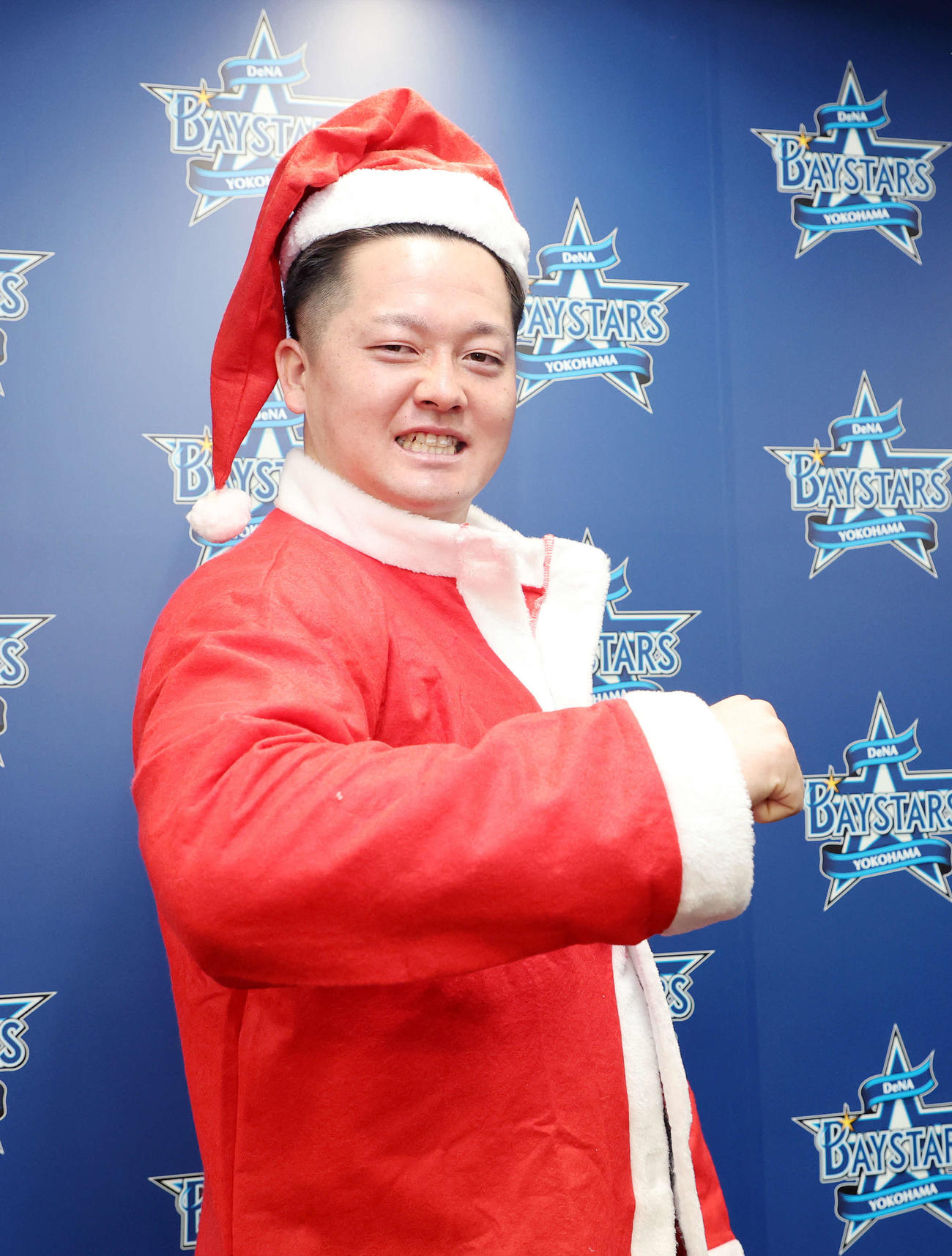 契約更改を終えサンタ姿でデスターシャするDeNA牧（撮影・鈴木正人）