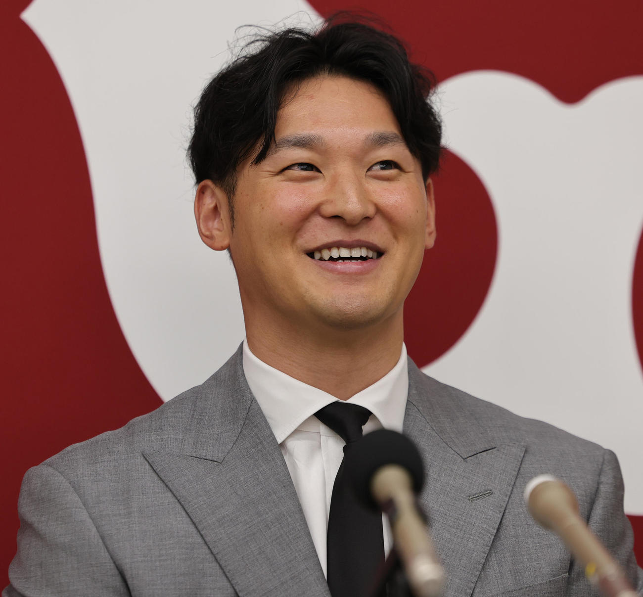 契約更改を終え笑顔で会見する巨人吉川（撮影・野上伸悟）