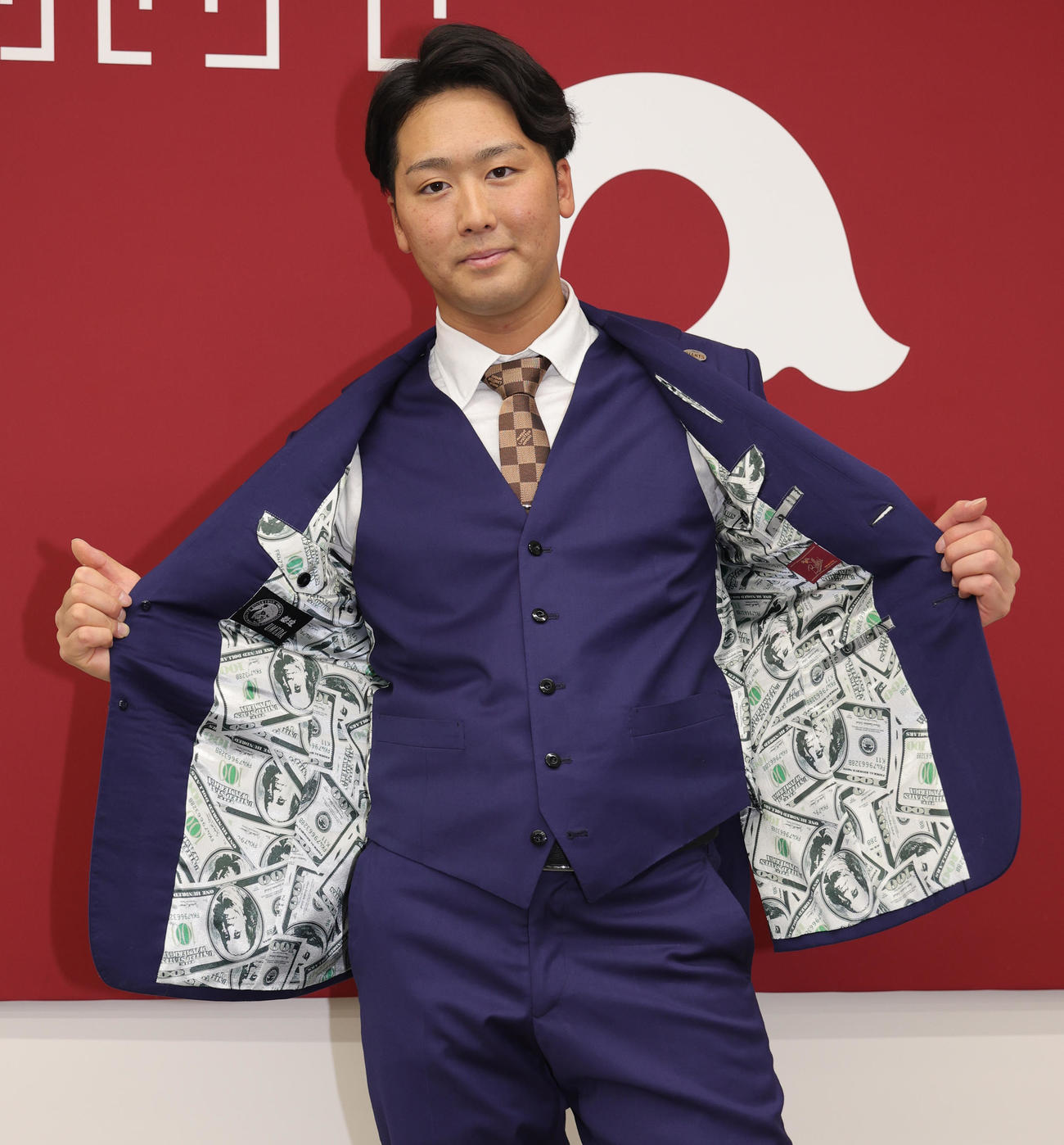 契約更改を終えた巨人船迫は、紙幣柄の裏地であつらえたスーツを披露（撮影・野上伸悟）