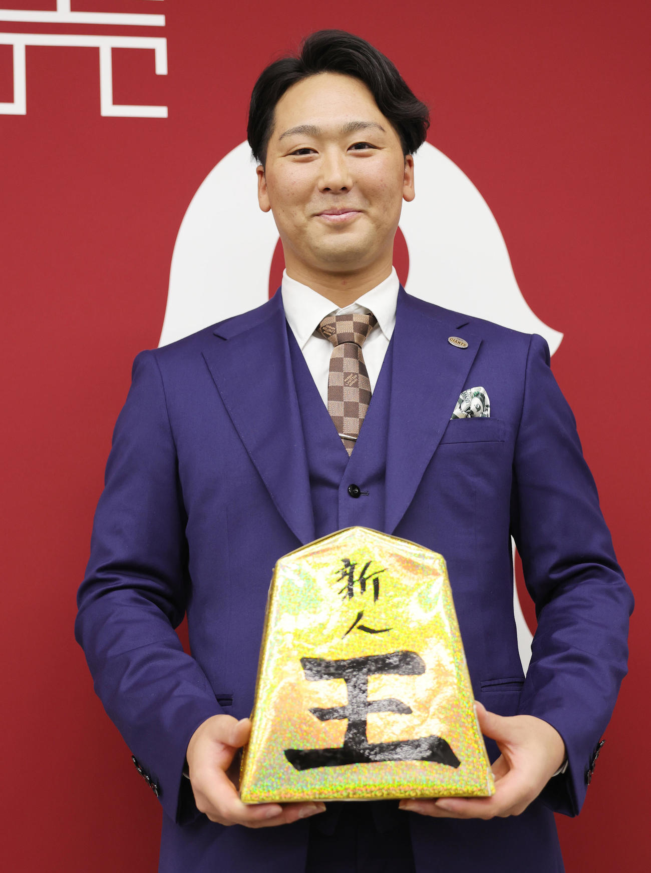 契約更改を終えた巨人船迫は、新人王の黄金のコマを手に笑顔（撮影・野上伸悟）