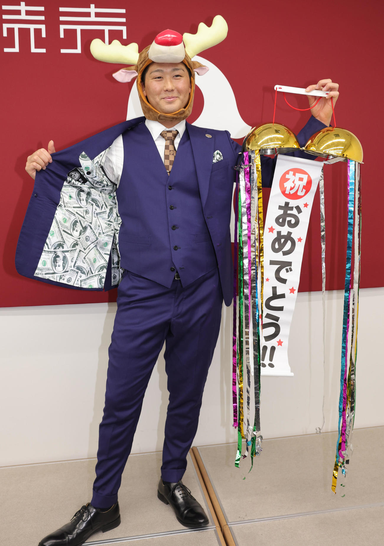 契約更改を終えた巨人船迫は、紙幣柄の裏地であつらえたスーツを笑顔で披露（撮影・野上伸悟）