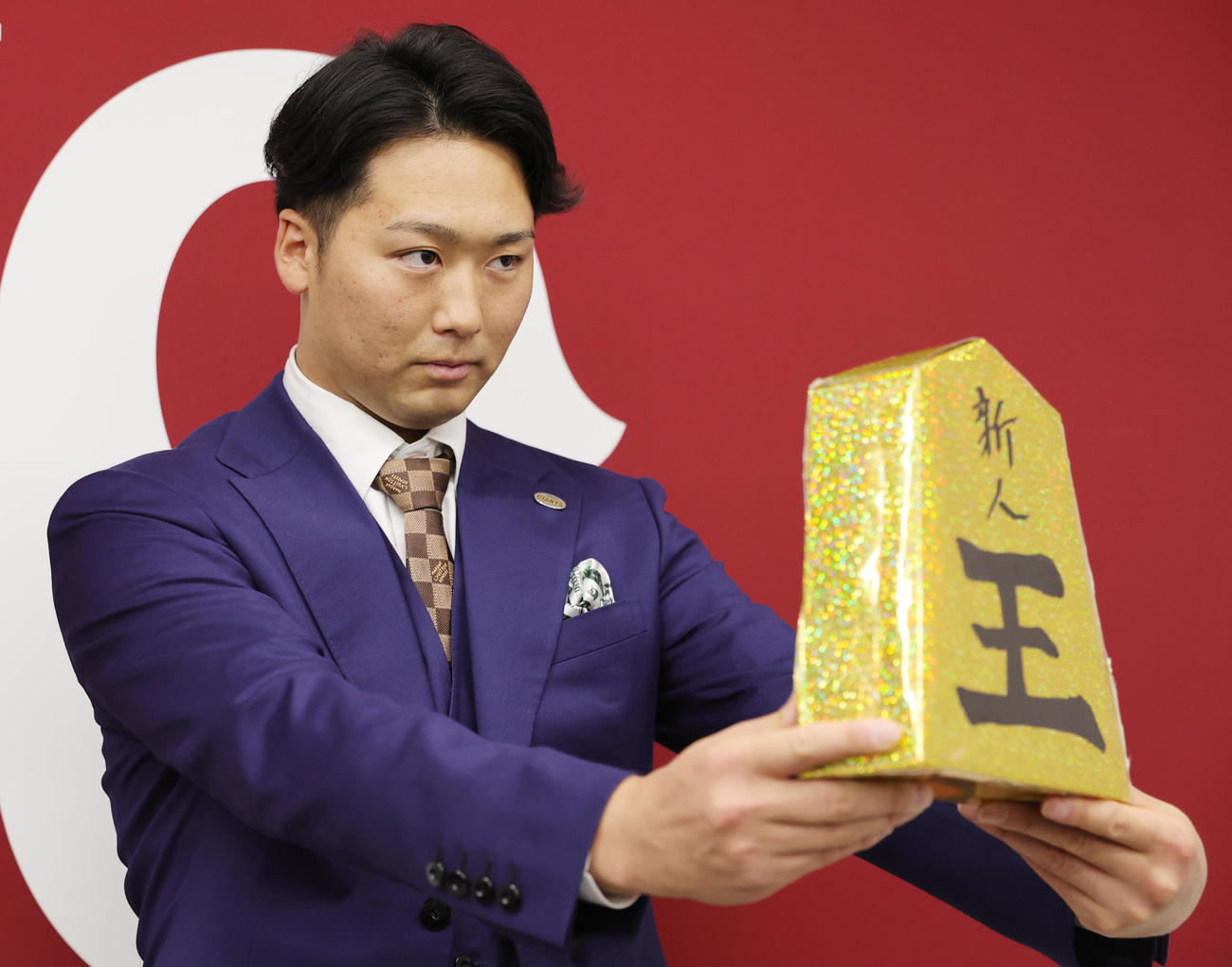 契約更改を終えた巨人船迫は、新人王の黄金のコマを手に会見（撮影・野上伸悟）