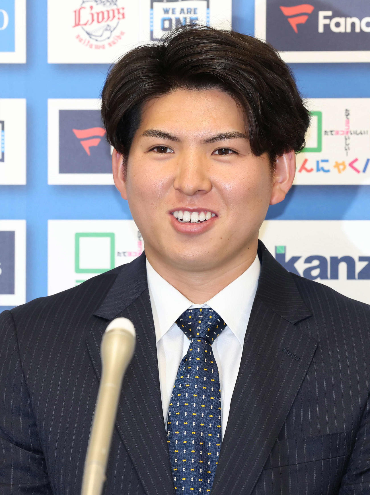 契約更改を終えて記者会見する西武武内（撮影・丹羽敏通）