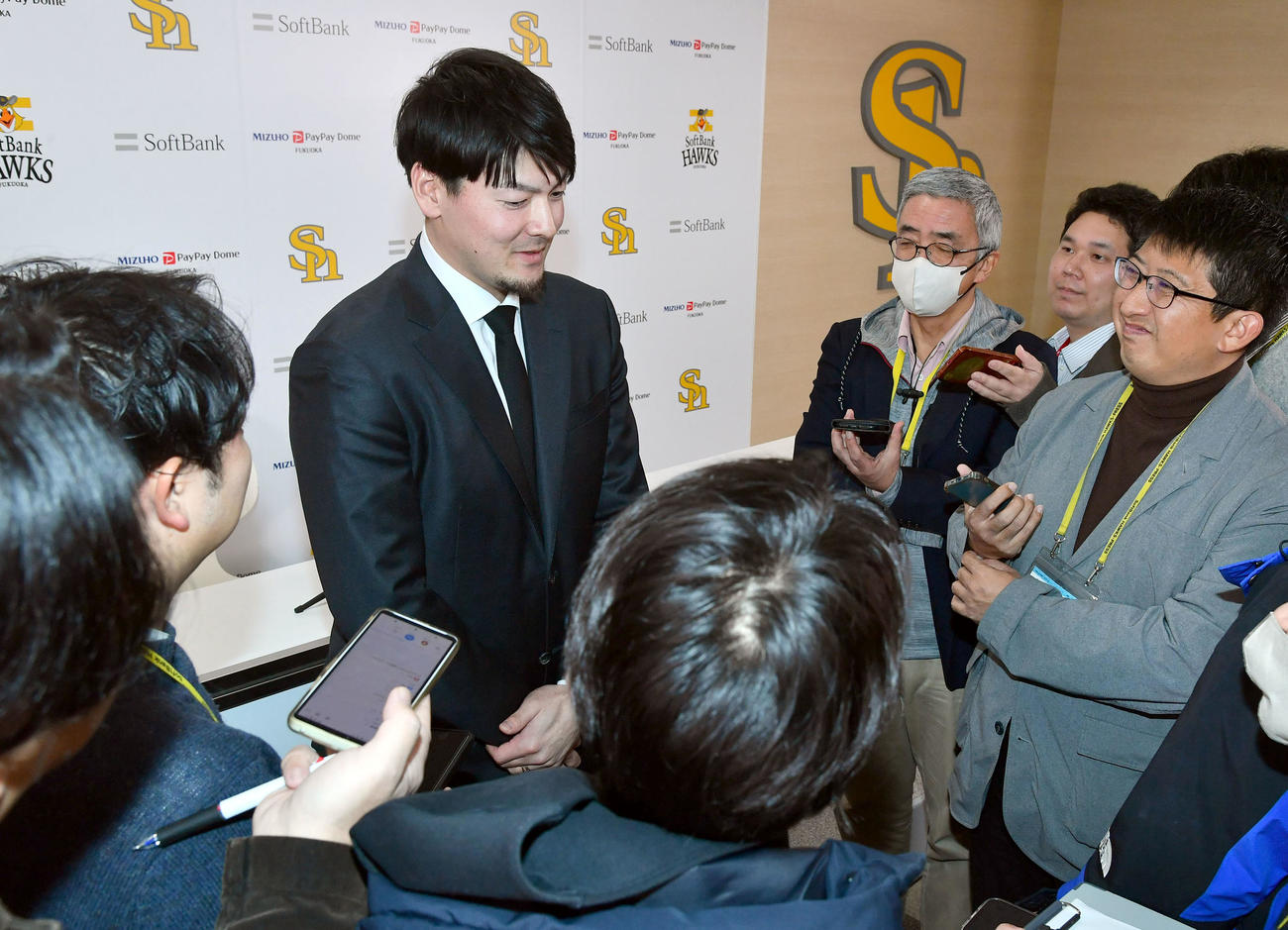 契約更改を終えて囲み取材を受ける有原（撮影・岩下翔太）