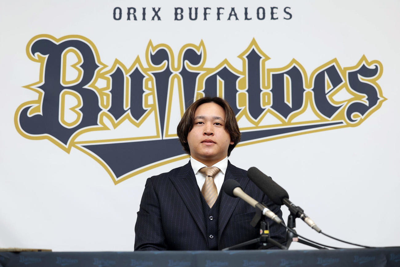 契約更改を終え会見に臨むオリックス宮城（撮影・前田充）
