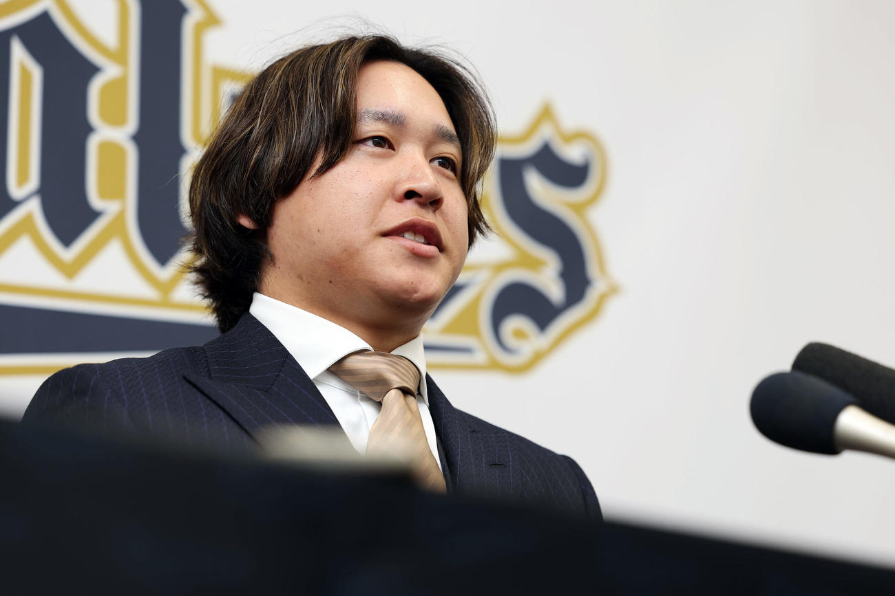 契約更改を終え会見に臨むオリックス宮城（撮影・前田充）