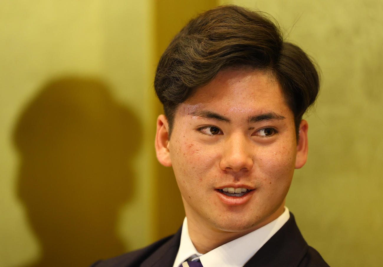 仮契約を終え、記者会見を終え囲み取材に応じるドラフト中日1位の金丸（撮影・藤尾明華）