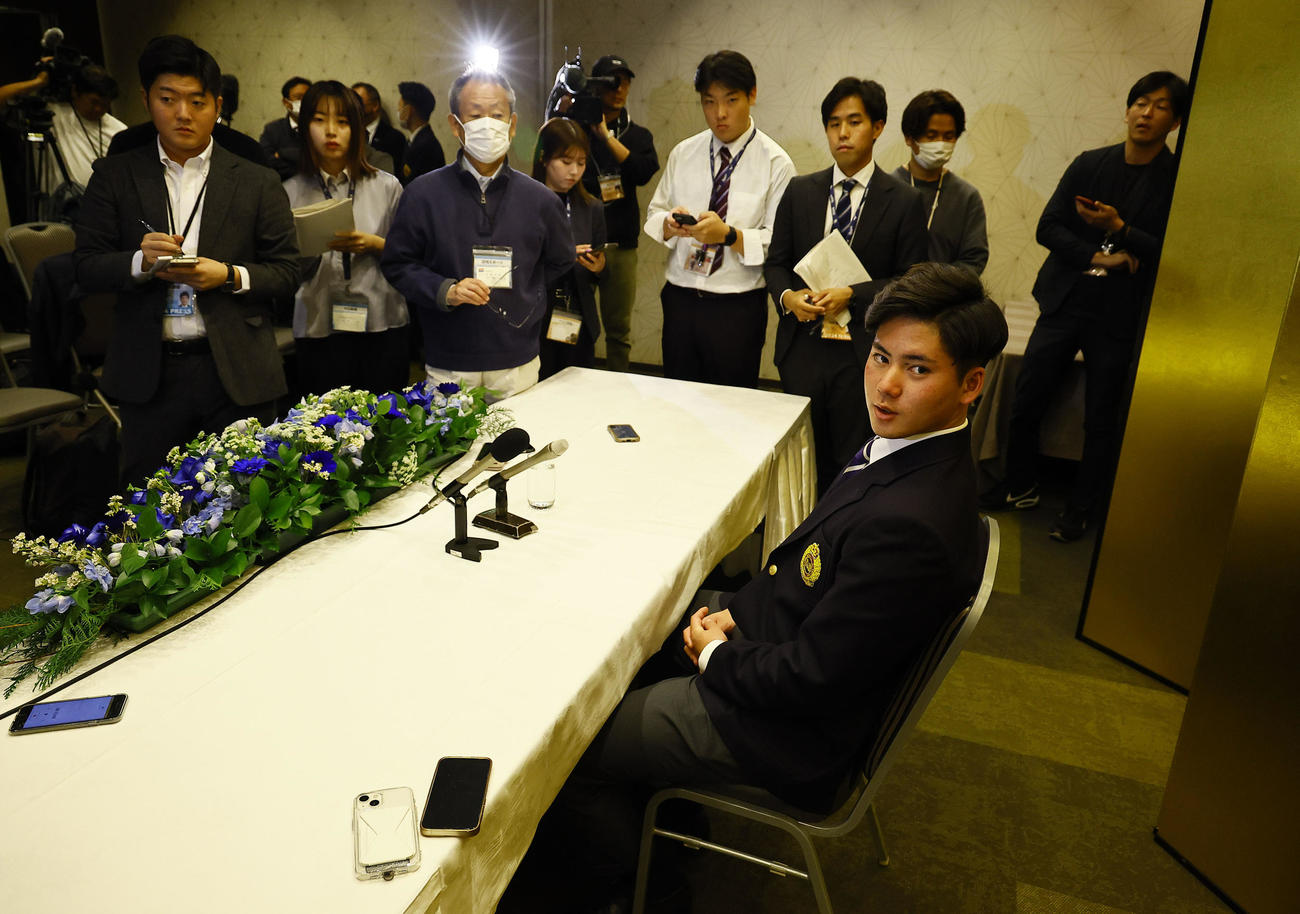 仮契約を終え、記者会見を終え囲み取材に応じるドラフト中日1位の金丸（撮影・藤尾明華）