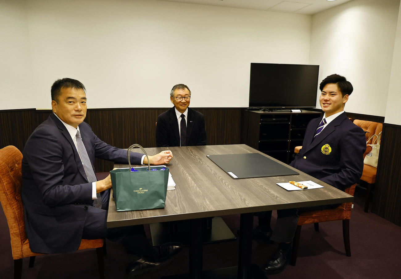 仮契約の席につく中日1位の金丸（右）。左から松永スカウト部長、山本スカウト（撮影・藤尾明華）