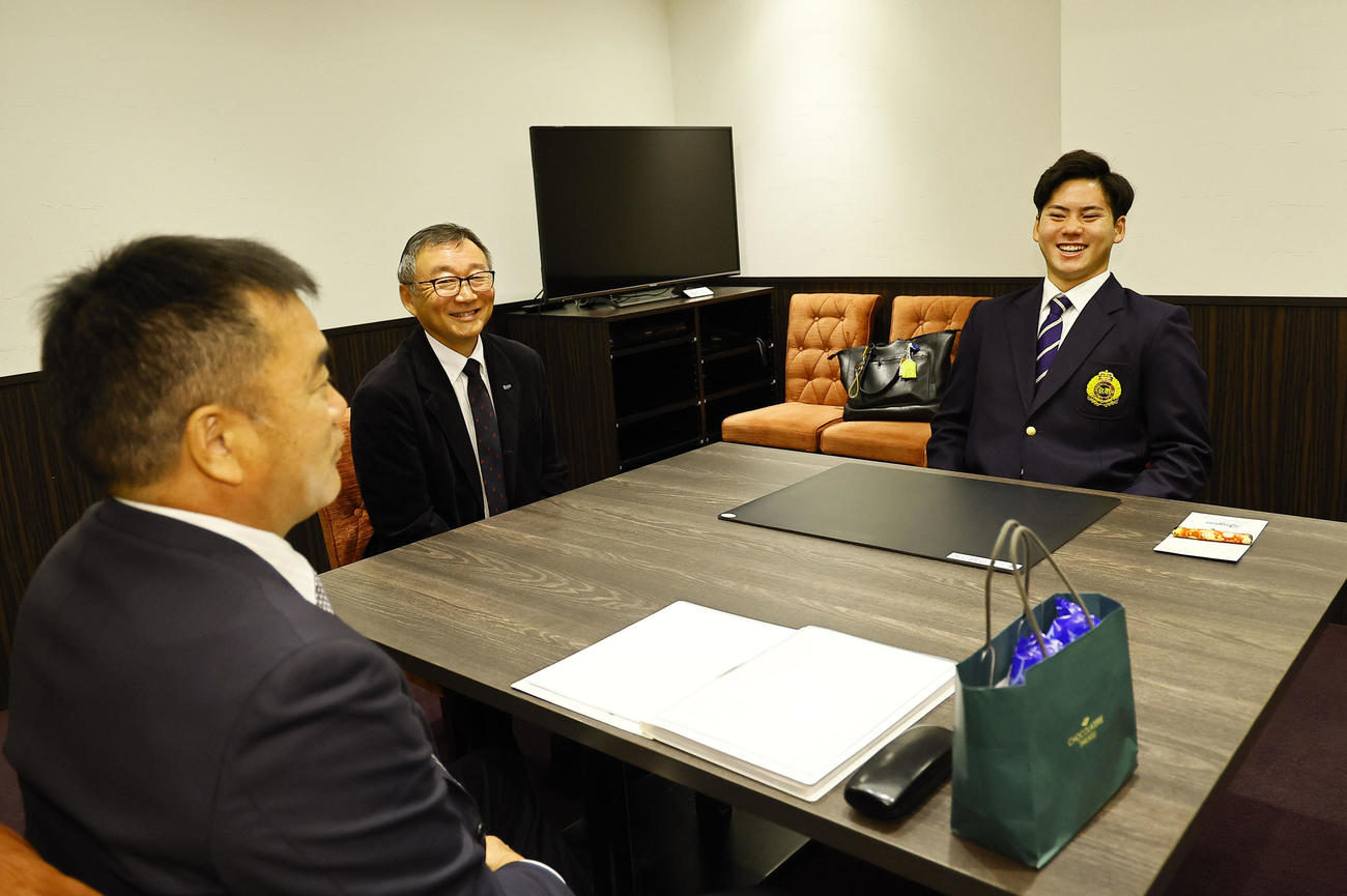 仮契約の席につく中日1位の金丸（右）。左から松永スカウト部長、山本スカウト（撮影・藤尾明華）