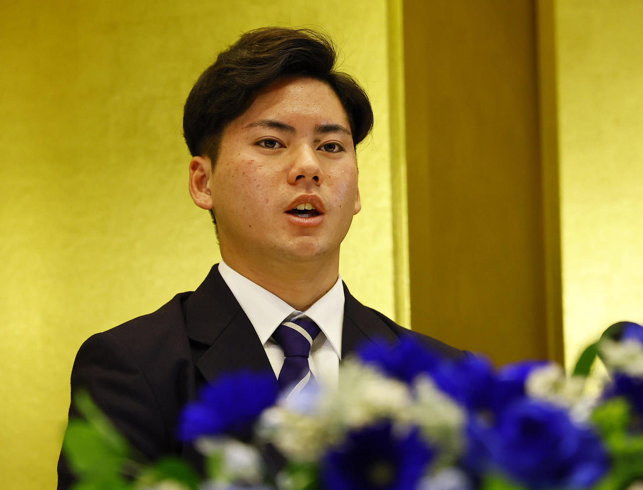 仮契約を終え、記者会見するドラフト中日1位の金丸（撮影・藤尾明華）
