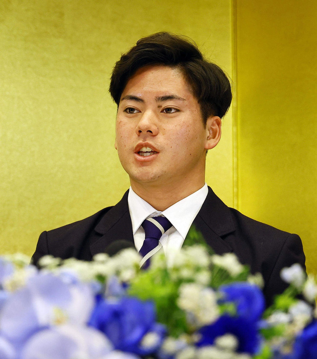仮契約を終え、記者会見するドラフト中日1位の金丸（撮影・藤尾明華）