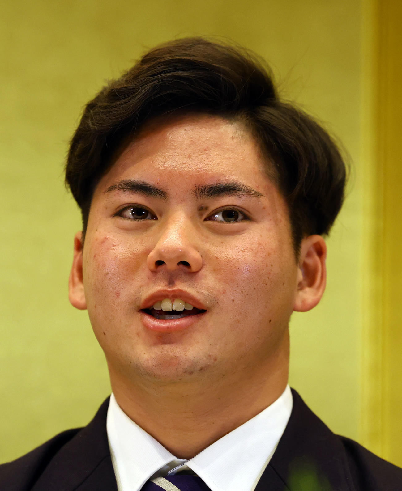 仮契約を終え、記者会見するドラフト中日1位の金丸（撮影・藤尾明華）
