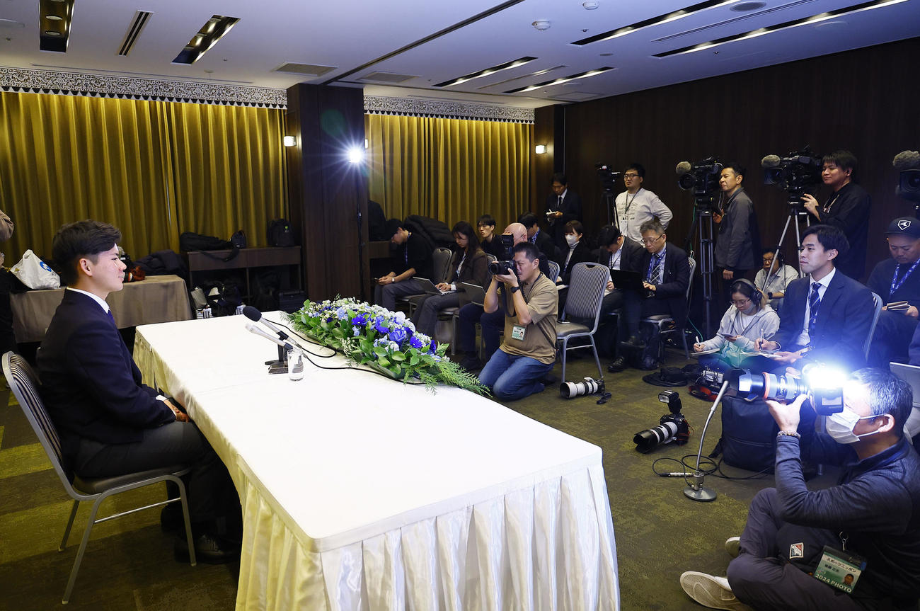 仮契約を終え、記者会見するドラフト中日1位の金丸（撮影・藤尾明華）