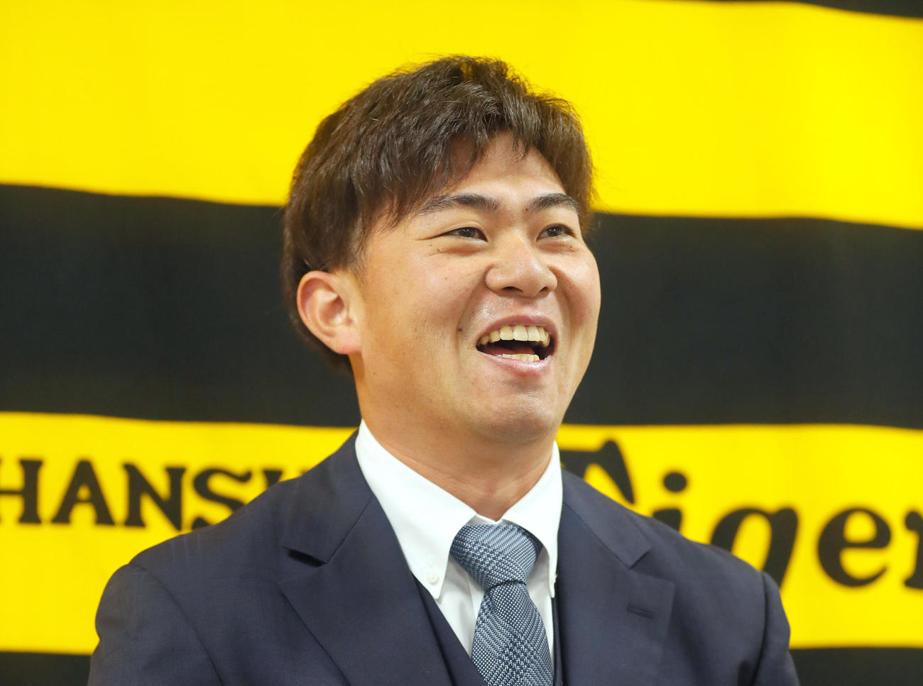 契約更改を終えた阪神桐敷は会見の席で笑顔を見せる（撮影・上山淳一）