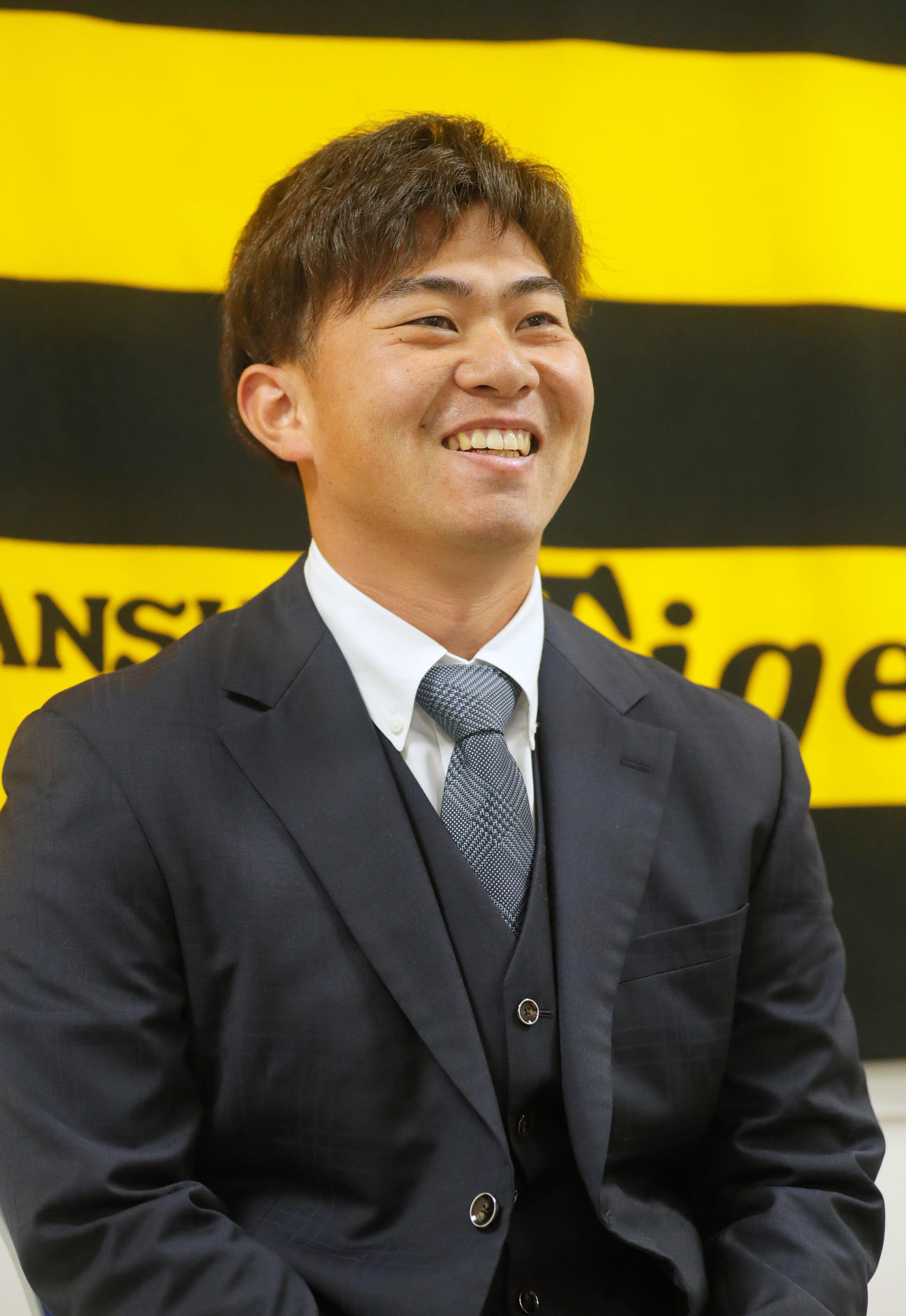 契約更改を終えた阪神桐敷は会見の席で笑顔を見せる（撮影・上山淳一）