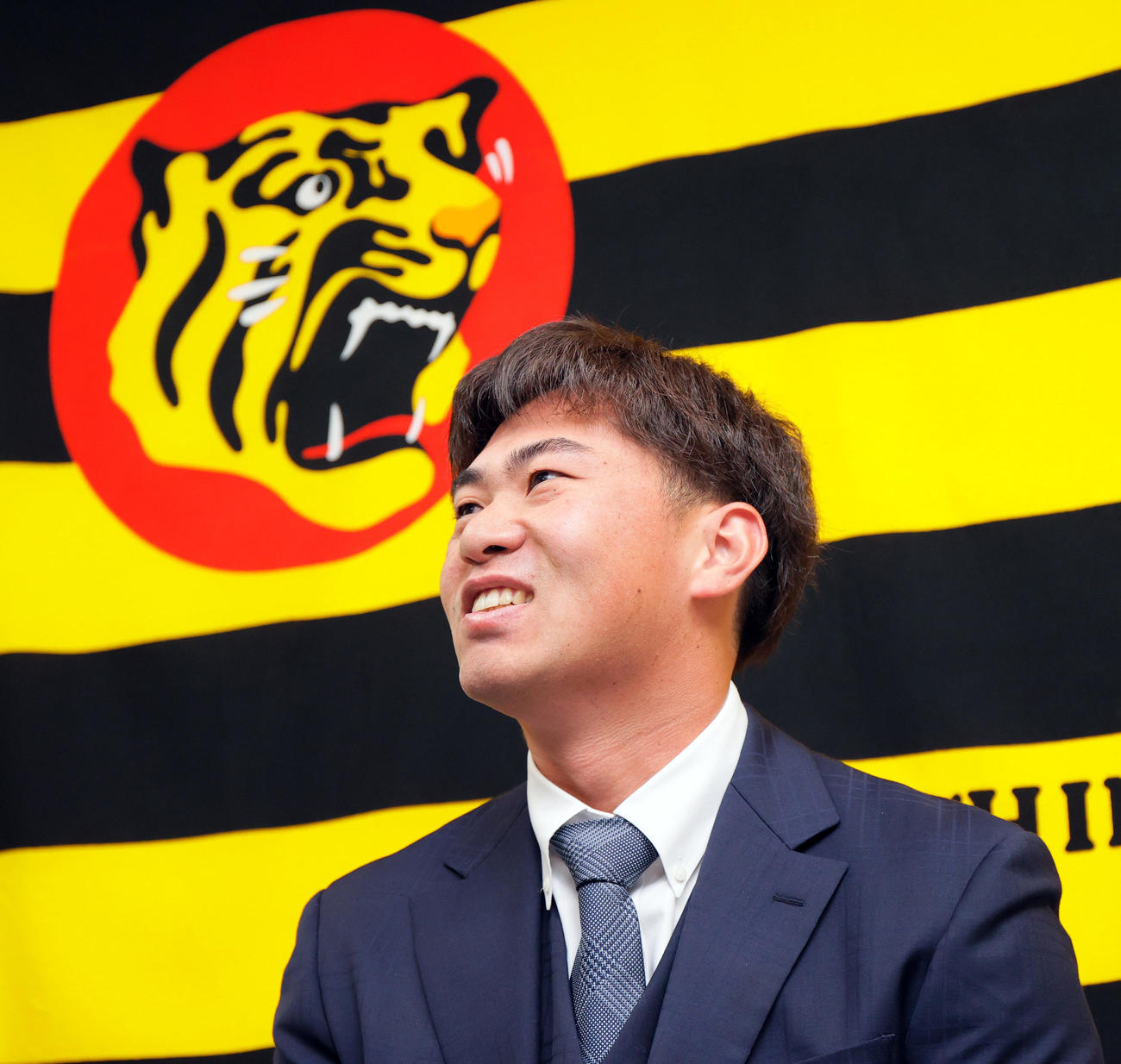 契約更改を終えた阪神桐敷は会見の席で笑顔を見せる（撮影・上山淳一）
