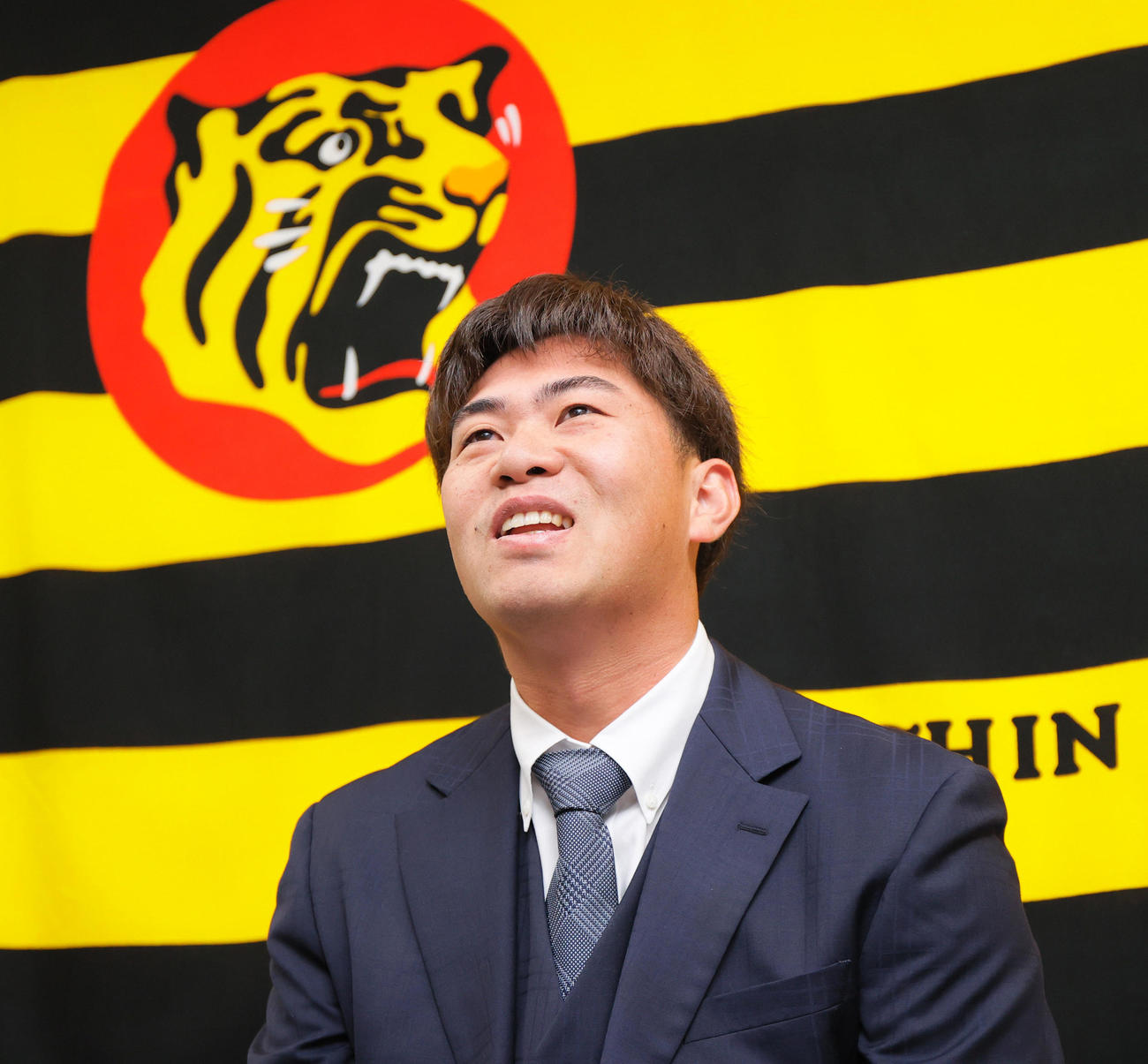 契約更改を終えた阪神桐敷は会見の席で笑顔を見せる（撮影・上山淳一）